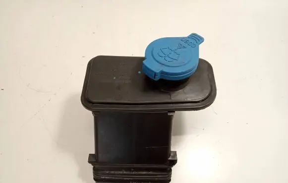 BMW 5 G30 G31 Windshield washer fluid reservoir/tank 7357287 10543512 6166