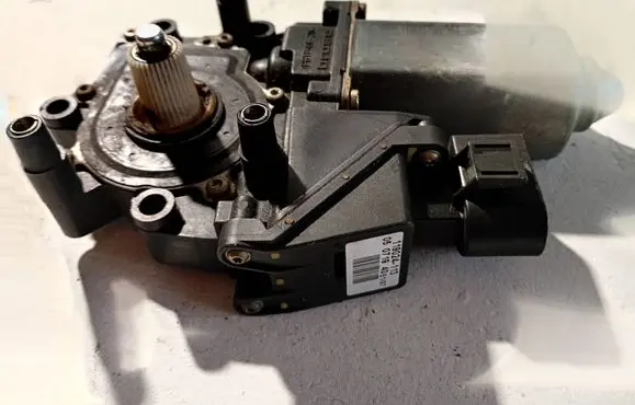 Audi A3 S3 8L Front door window regulator motor 0536001402