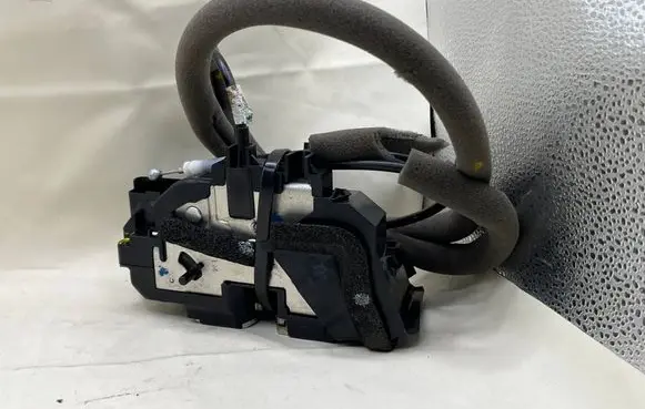 Nissan Qashqai Rear glass lock/latch C431 825004EA0A