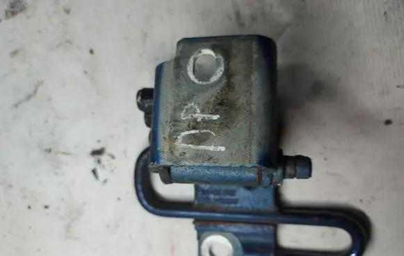 Volkswagen Touran I Front door lower hinge 1T0831412