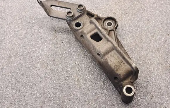 Engine mounting bracket