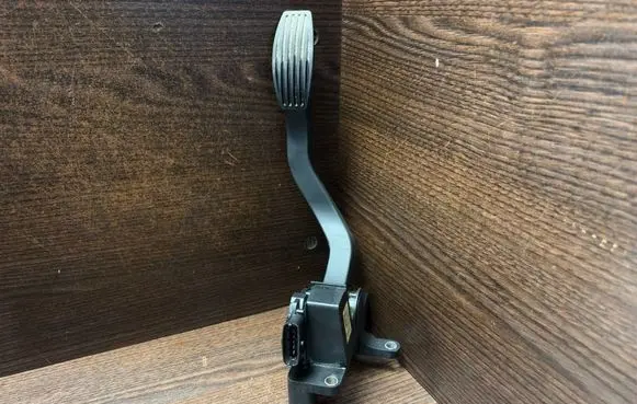 Iveco Daily 3rd gen Accelerator throttle pedal 0281002632 504061734