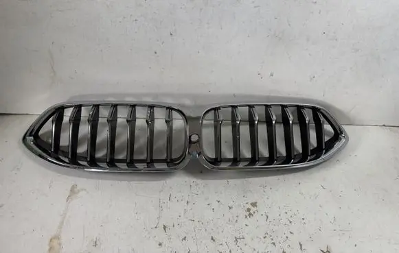 BMW 8 G15 Front bumper upper radiator grill