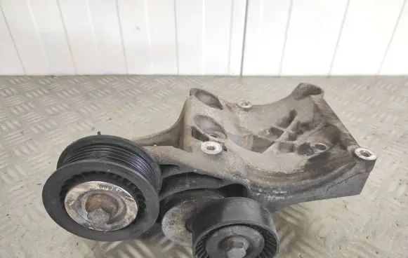 Opel Insignia A Generator/alternator bracket 55582510