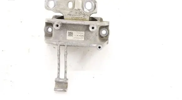 Volkswagen Tiguan Engine mount bracket 3Q0199262F