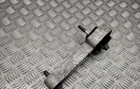 Volvo V70 Engine mount bracket