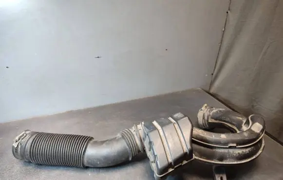 Opel Vivaro Air intake hose/pipe H8201487353
