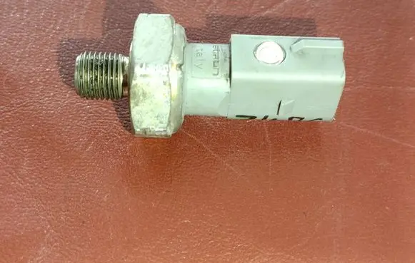 Volkswagen Touran III Oil pressure sensor 03N919081