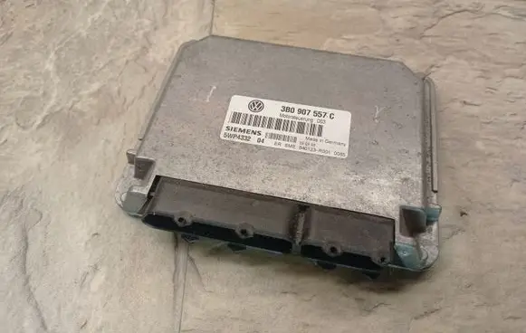 Volkswagen PASSAT B5 Engine control unit/module 3B0907557C 5WP4332