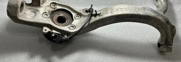 Front wheel hub spindle knuckle