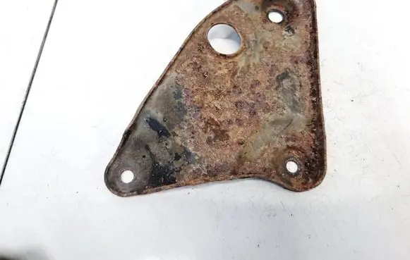 Engine mounting bracket