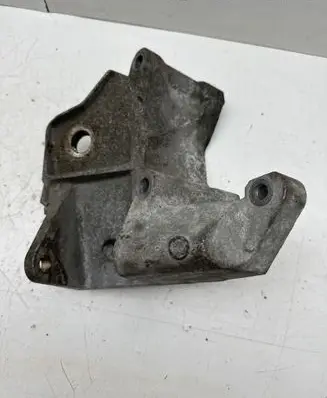Engine mounting bracket