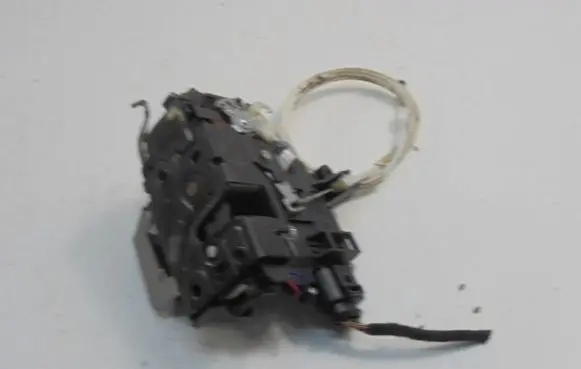 Audi A6 Allroad C5 Front door lock 