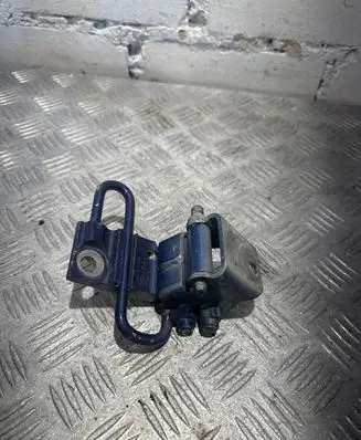 Seat Altea Front door lower hinge 6q0831411