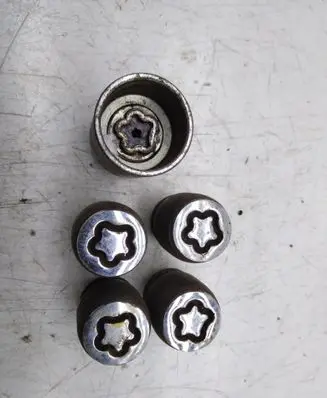 Hyundai ix35 Anti-theft wheel nuts and lock 