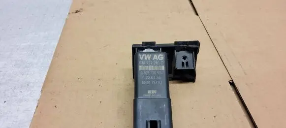Volkswagen Caddy Glow plug pre-heat relay 038907281D