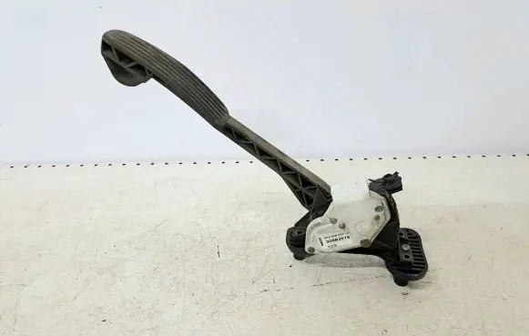 Volvo V70 Accelerator throttle pedal 30683516