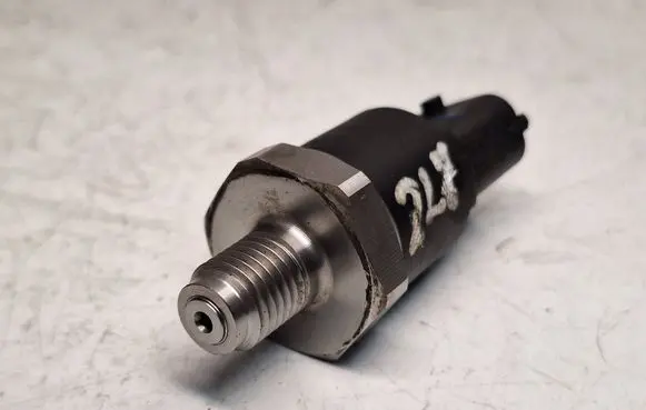 BMW 5 E39 Fuel pressure sensor 0281002475 13537812345 13537788164