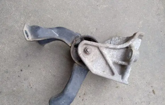 Mitsubishi ASX Engine mount bracket MN184059