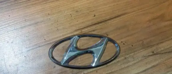 Hyundai Elantra Manufacturer badge logo/emblem