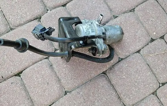 Opel Mokka Vacuum pump 25954331