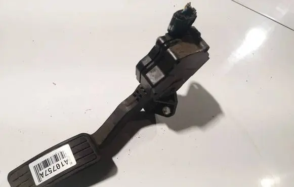 Accelerator throttle pedal