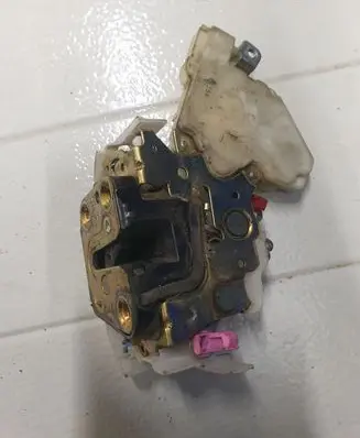 Subaru Impreza II Front door lock