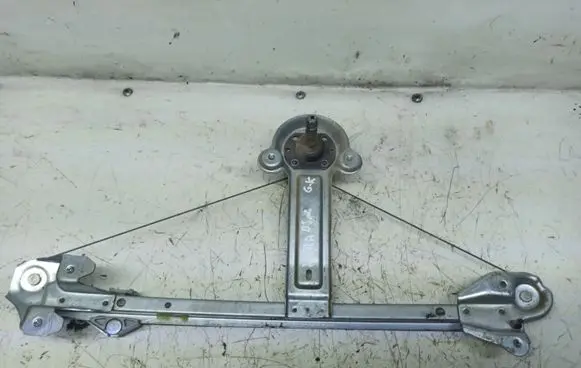 Rear door manual window regulator