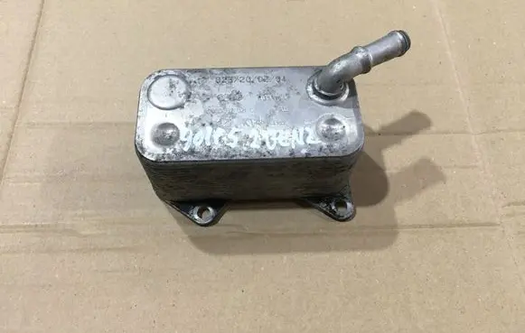 Volkswagen Golf V Engine oil radiator 06D117021C