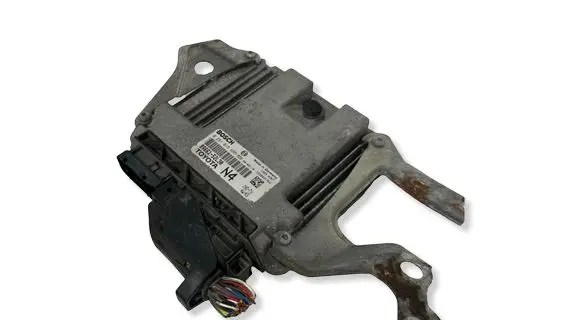 Toyota Urban Cruiser (XP110) Engine control unit/module 0281015695 8966152L30 1039S31765