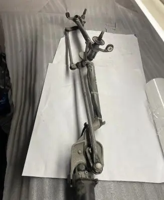 Honda CR-V Front wiper linkage and motor