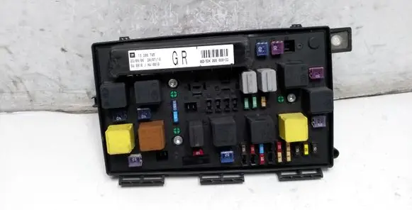 Opel Zafira B Fuse module 13206745GR 13206745 5DK00866832