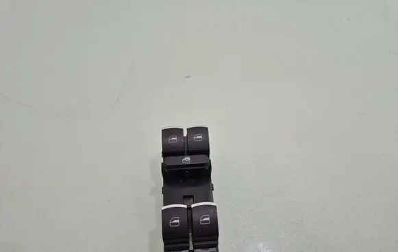 Volkswagen Tiguan Electric window control switch 