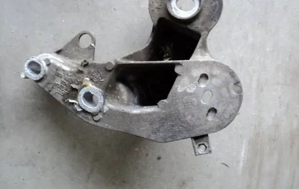 Audi A6 S6 C6 4F Engine mounting bracket 4F0199352E