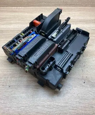 Opel Vectra C Fuse module 13112911 519046015