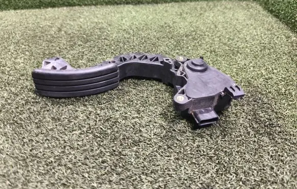 Renault Trafic III (X82) Accelerator throttle pedal 180026451R 05422A