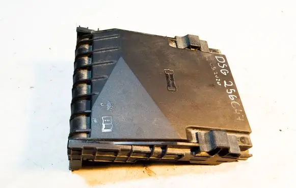 Volkswagen PASSAT B7 Fuse box cover 1K0937132G 1K0937132F