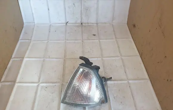 Nissan Primera Front indicator light 21024548