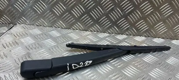 Nissan Qashqai+2 Rear wiper blade arm