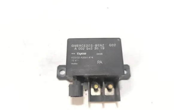 Mercedes-Benz E W211 Charging relay A0025423819 V23132A2001X14