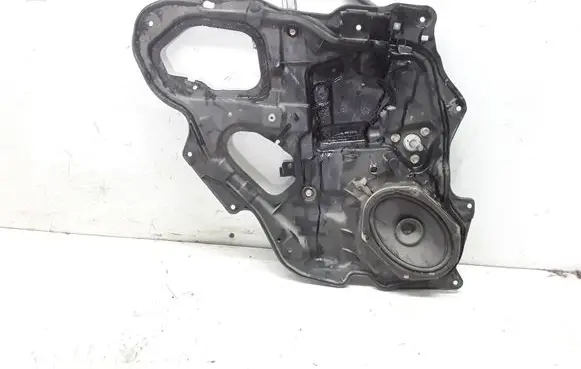 Rear door manual window regulator