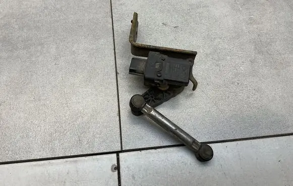 Nissan X-Trail T32 Headlight/headlamp level sensor 538124BA0A