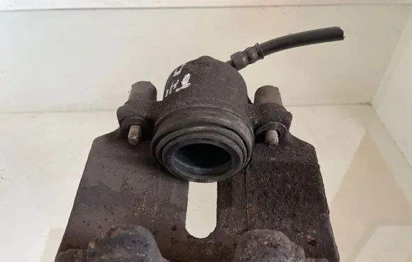 Volkswagen Touran I Front brake caliper