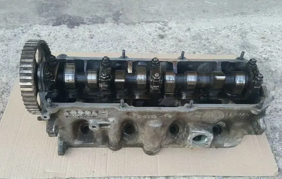 Volkswagen PASSAT B3 Engine head 037103373P