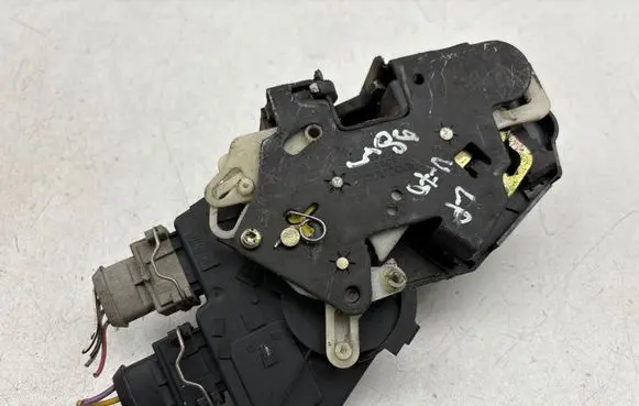 Volvo S70 V70 V70 XC Front door lock 9203911