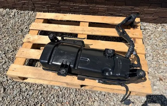 Land Rover Range Rover Evoque L551 AdBlue liquid reservoir K8D25J228AB H8D25J228AA