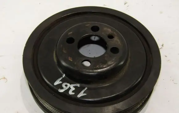 Volkswagen Polo IV 9N3 Crankshaft pulley 038105243M