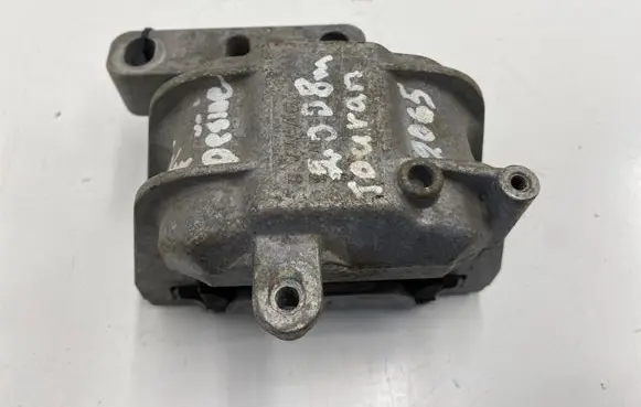 Volkswagen Touran I Engine mount bracket 1K0199262