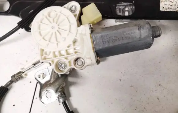 Mercedes-Benz Vaneo W414 Front door window regulator motor a2308201042 106257-102