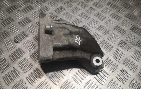 Mercedes-Benz C W204 Engine mounting bracket 6422231004 A6422231004